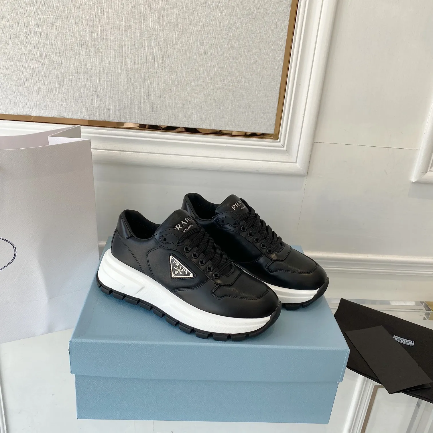 👟👟Ex-factory price 580👟👟 PRADA ²⁰²4 𝐬𝐬Prada’s new product comes with strength! ❣️Many Internet celebrities have the same style, fashionable and versatile nice items, original shoes are developed and purchased from Italian counters, and are reproduced 1:1 according to the original taste. This year’s theme is not to be defined, embodying texture through simplicity💛From thick-soled sneakers to zigzag short boots to 2024 flat shoes, everything reveals a sure-fire momentum...combining gentleness and handsomeness, the finishing touch for women❤️ The top-grade open-edge beaded cowhide with imported cowhide triangle logo is consistent with the original version, the wear-resistant and ultra-light two-color outsole, and the sheepskin lining are breathable and comfortable. ⚛Size: Women's 34-40 ⚛Size: Men's 39-45 Original packaging accessories. ⚛
